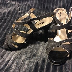 Black scrappy pumps